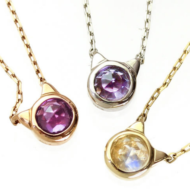 猫の顔が宝石になっているネックレス